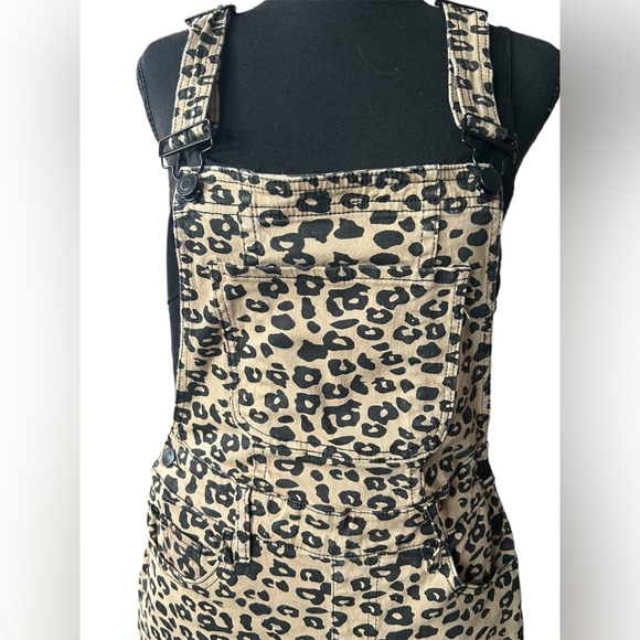5/25$ ✨ Cheetah Overalls - Picture 12 of 13